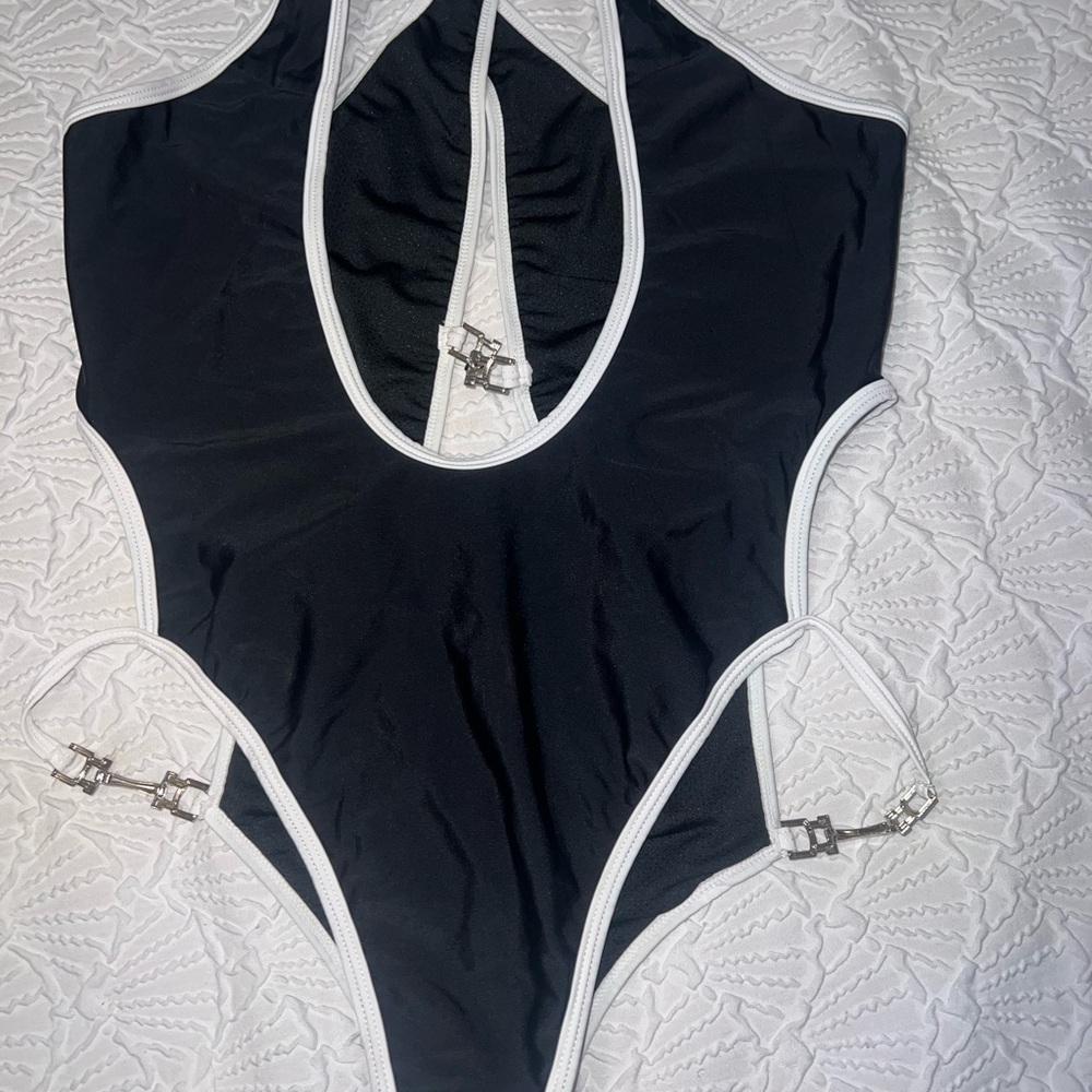 womans 1 Pc Black white bathing suit swim suit size Large L NWOT